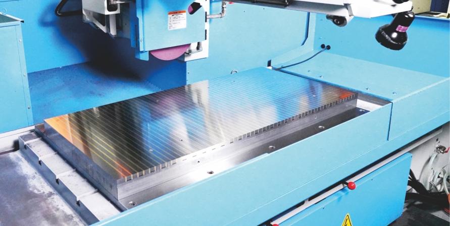 Applicazione di rettifica di precisione con pinza magnetica